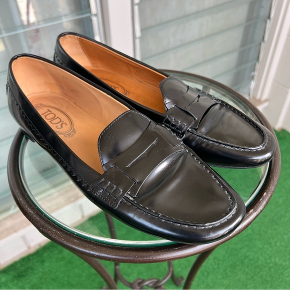 Tod’s women’s loafers black leather mismatch sizes 10.5 and 11 - Picture 1 of 12